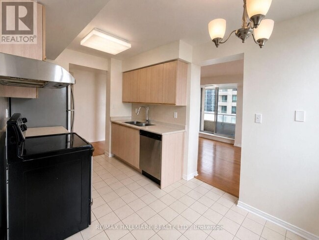 Building Photo - 35 Empress Ave