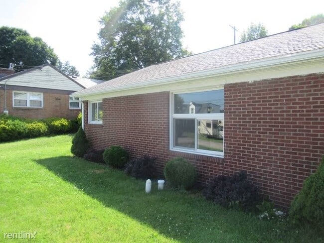 Building Photo - 3 br, 1.5 bath House - 2413 Marion Street