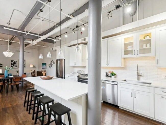 Foto del edificio - 335 W 5th St