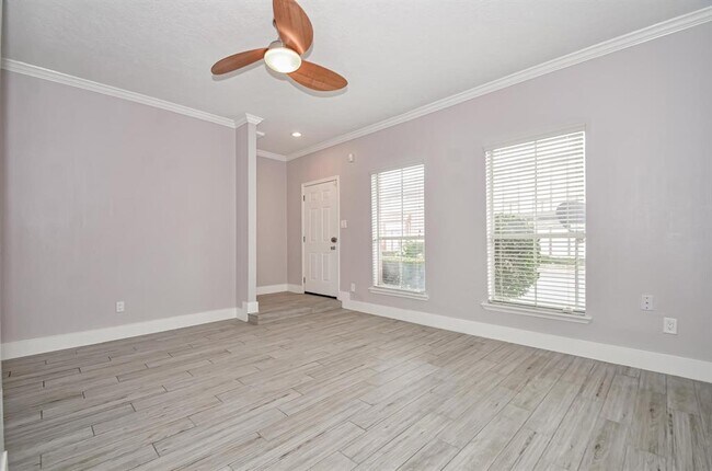 Building Photo - 7700 Creekbend Dr