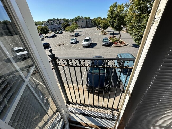 Building Photo - Upper Level Apartment in Wyndhurst