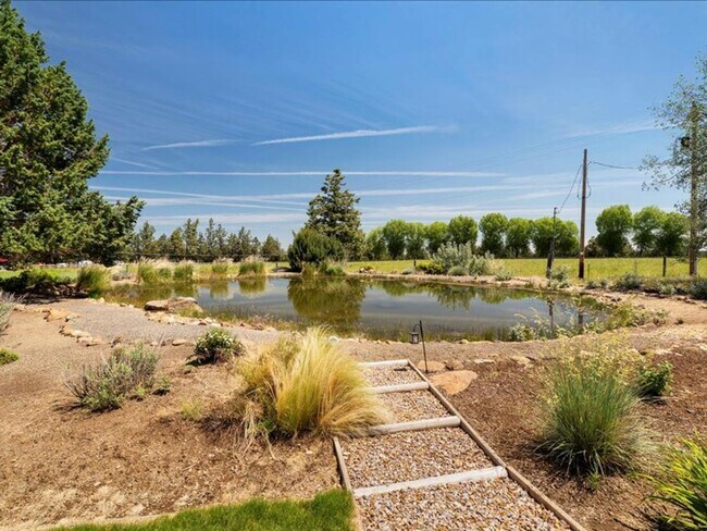 Building Photo - Stunning Tumalo Home on 3.21 Acres with Ca...