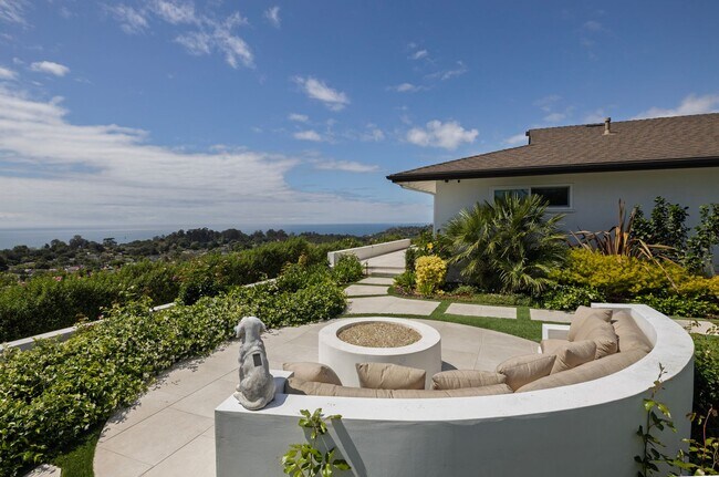 Foto del edificio - Stunning Santa Barbara Oasis!