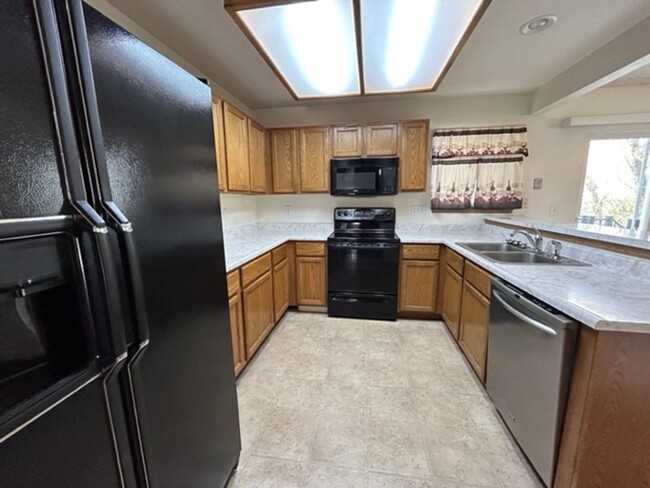 Building Photo - Cozy 4 Bedroom Home in Stetson Hills
