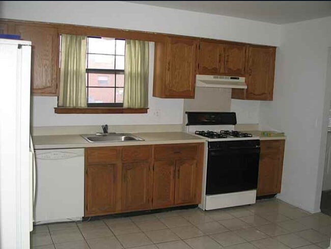 Building Photo - 3405 Wellington Ct