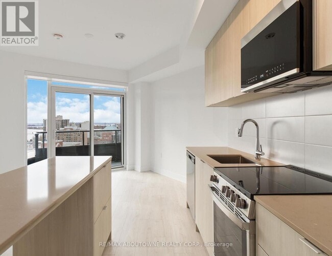 Building Photo - 2088 James St