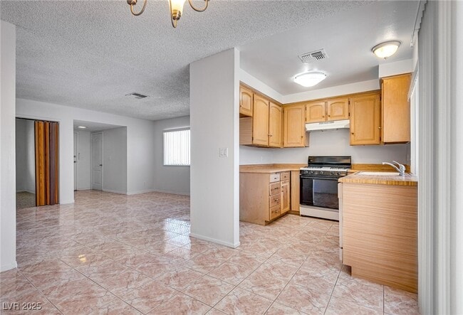 Building Photo - 6211 Meadow Brook Ln