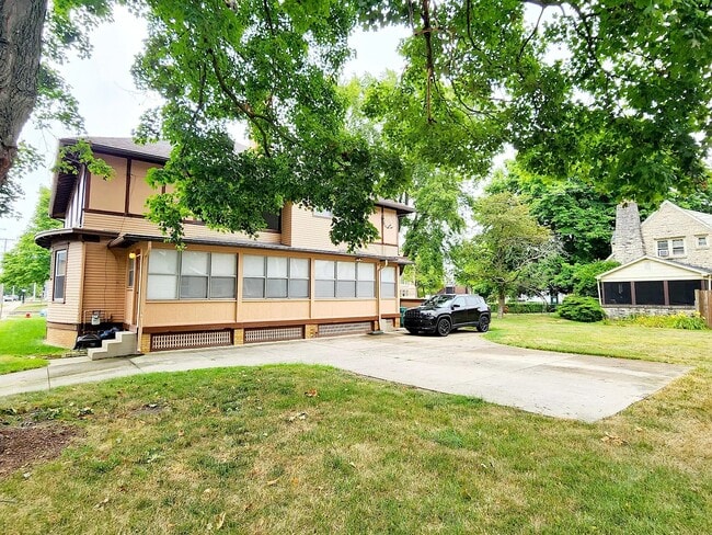 Rear shared parking spaces - 329 N North St