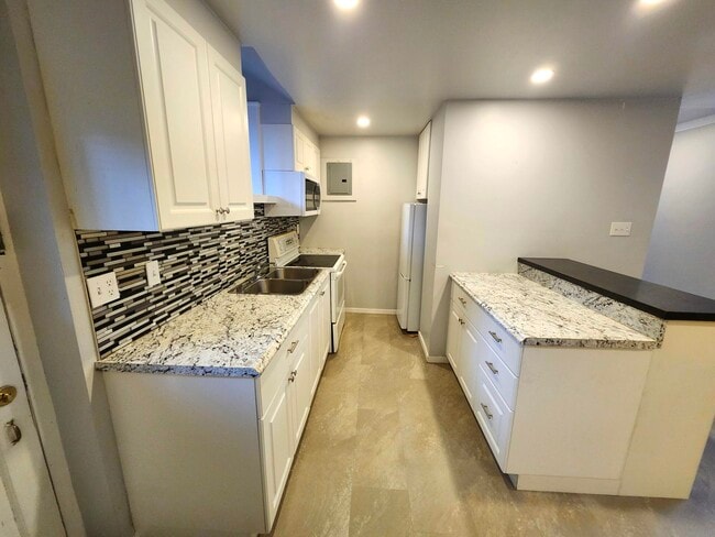 Building Photo - 196 King St E