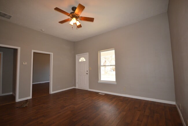 Building Photo - 2 Bedroom home, UPDATED