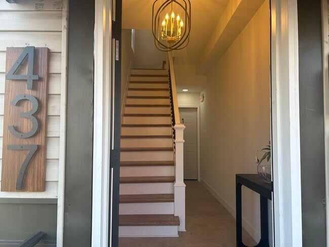 Foto del edificio - 437 Bramhall Ave