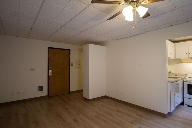 Building Photo - Cozy Remodeled Studio Nestled Between Nob ...