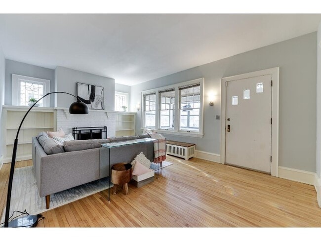 Building Photo - 818 W 42nd St