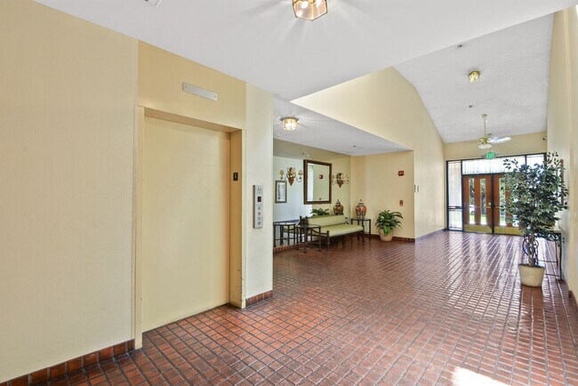 Foto del edificio - Beautiful 2B | 2B Condo in Los Feliz!