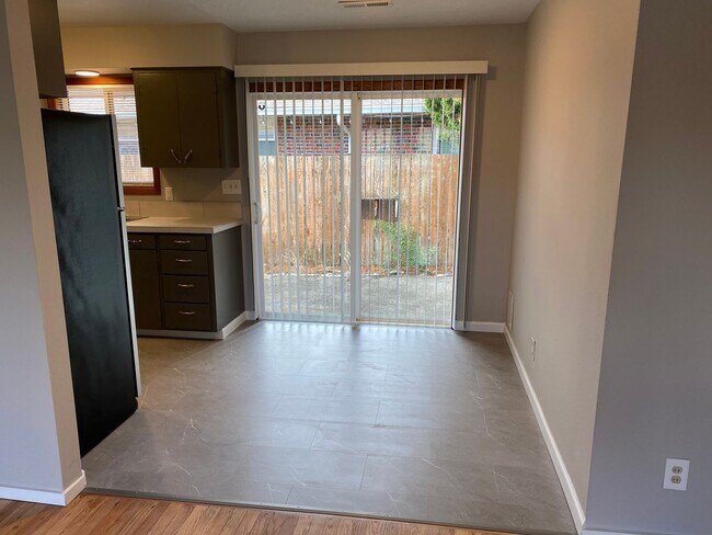 Building Photo - r115/119vDuplex