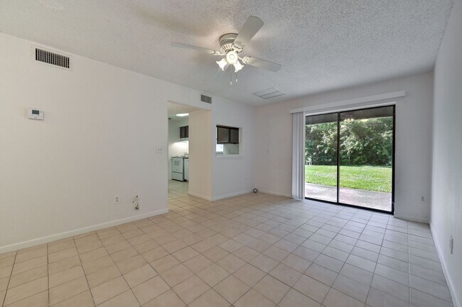 Foto del edificio - **Pet Friendly 2 Bedroom Duplex in San Car...