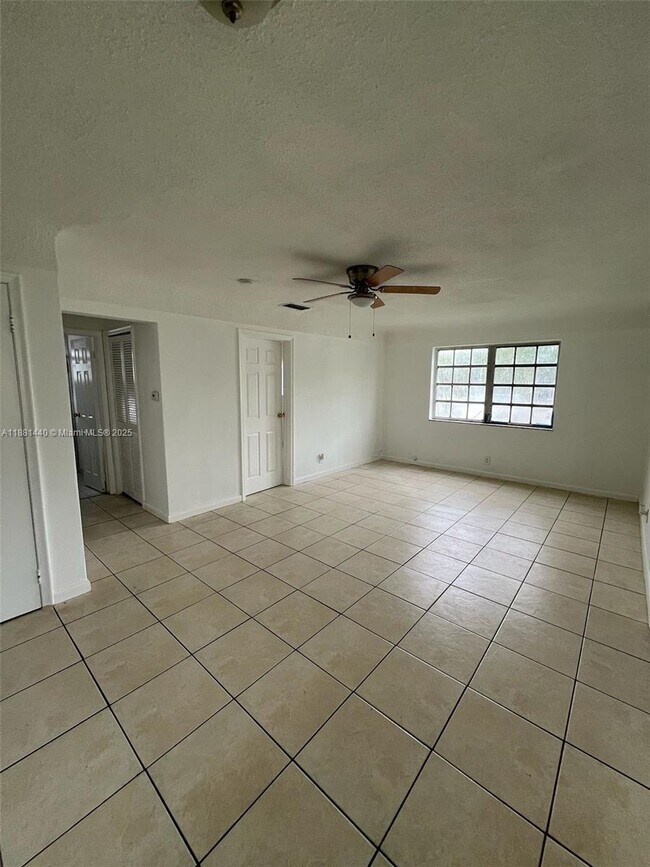 Foto del edificio - 608 NW 3rd Ave