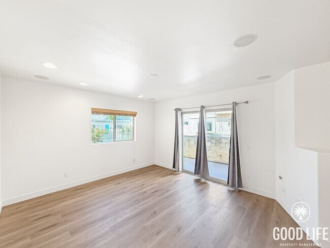 Foto del edificio - Stunning 3BD/3BA W/ A/C, Attached Garage, and In-Unit Laundry in Pacific Beach!