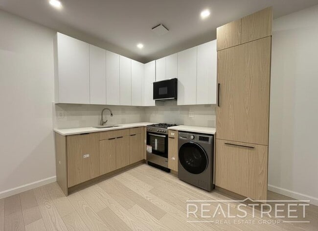 Foto del edificio - Spacious 2-Bedroom, 2-Bath Apartment in Bed-Stuy with Modern Amenities