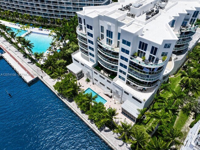 Foto del edificio - 3000 NE 188th St