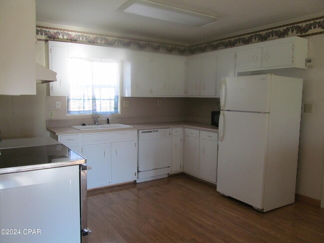 Building Photo - 5104 Beach Dr