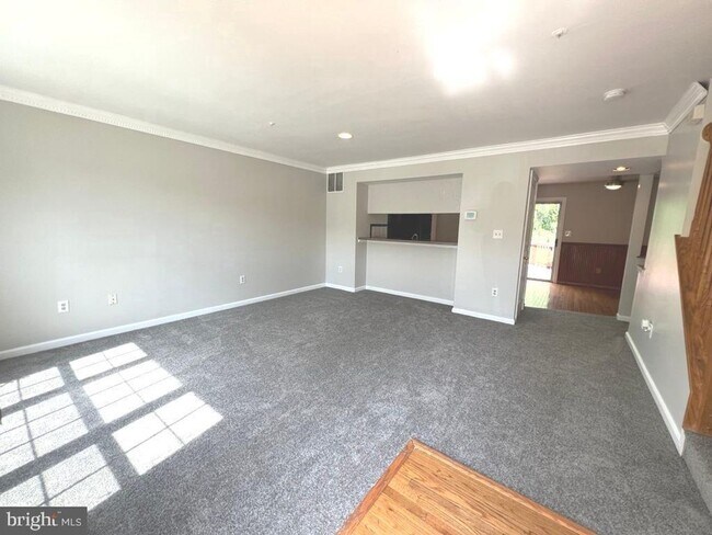 Building Photo - Beautiful 3bd 1.5bth Townhome in Pikeswood...