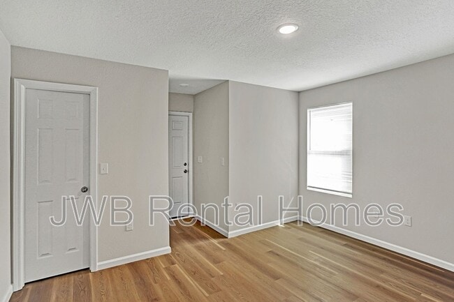 Building Photo - 1327 7th St W