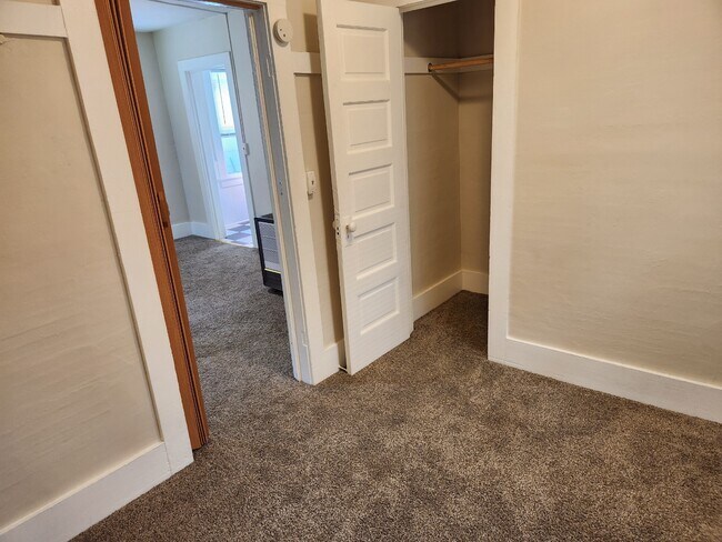 Building Photo - 553 Penora St
