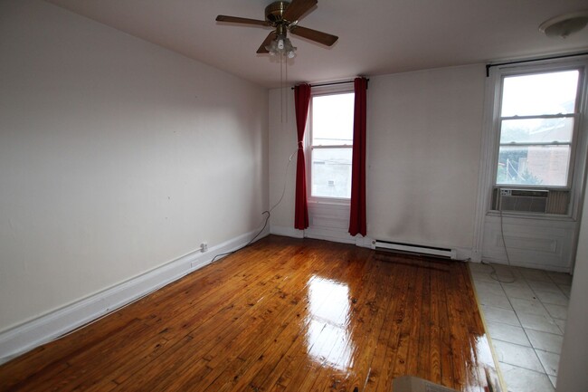 Building Photo - 1 bedroom unit located in Fairmount availa...