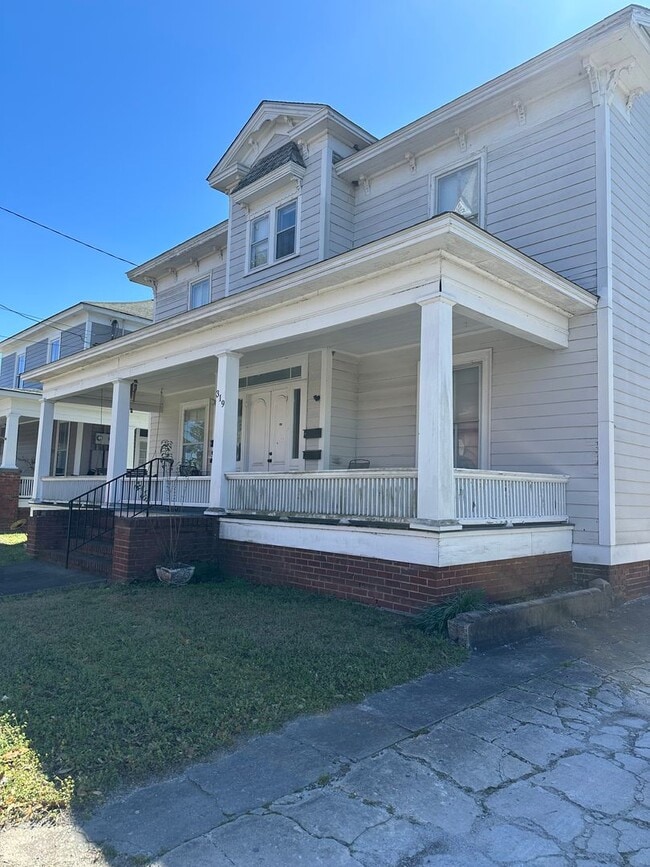 Building Photo - 319 W 2nd St