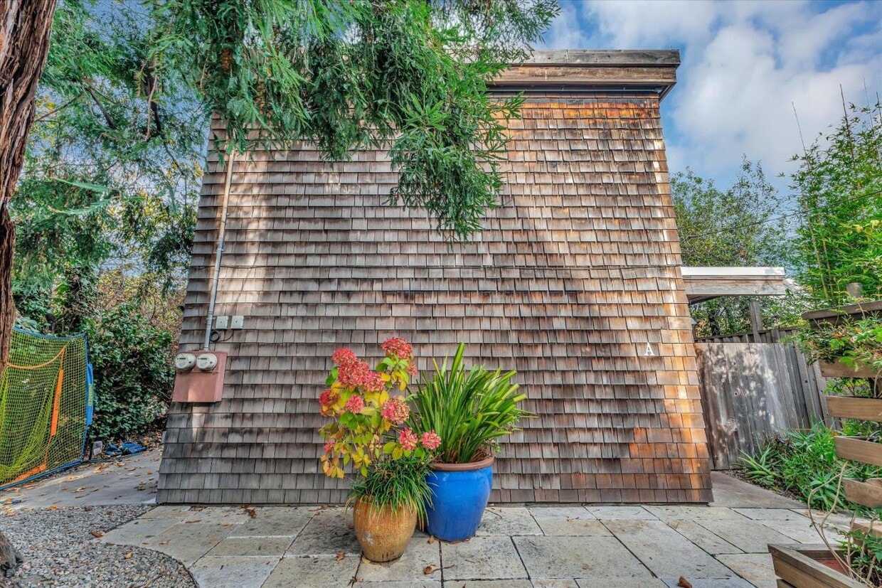 Primary Photo - 2223 Ward St