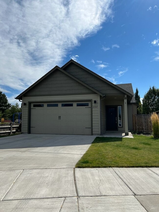Building Photo - Charming Single Level Home!