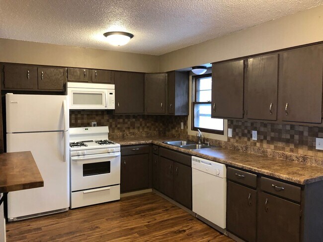 Foto del edificio - Spacious 3-Bedroom in Milan with 1-Car Garage!