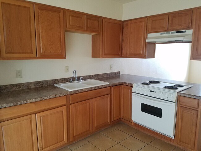 Building Photo - Walnut Ave - Triplex