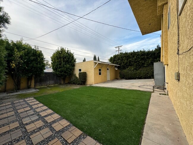 Building Photo - 1327 S Longwood Ave