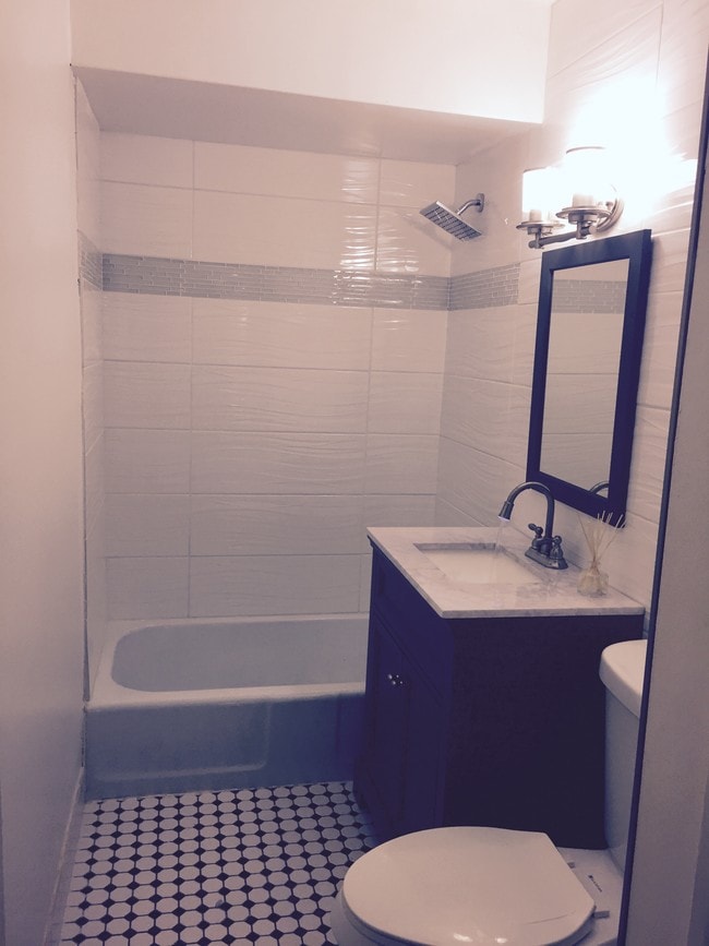 Bathroom - 6910 N Sheridan Rd