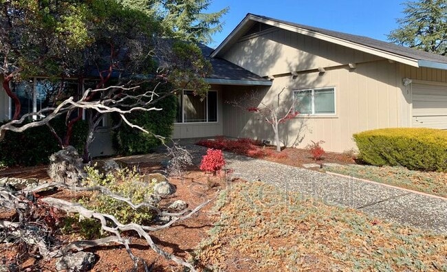 Building Photo - 3 Pin Oak Pl