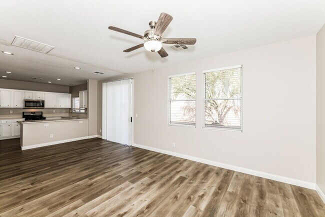 Foto del edificio - 156 Salcio Ave