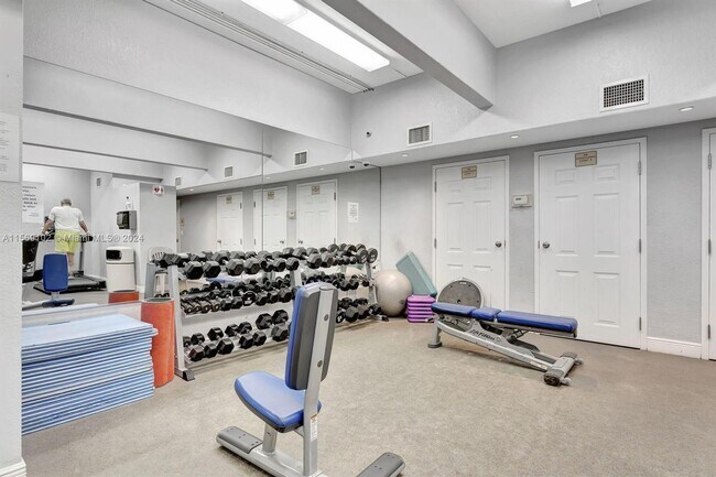 Building Photo - 1904 S Ocean Drive 1807, Hallandale Beach,...