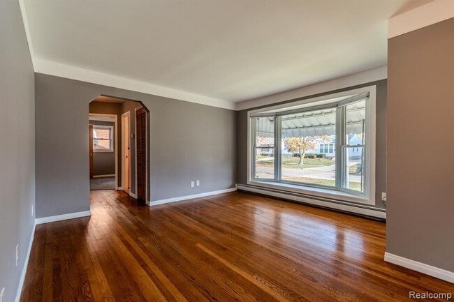 Foto del edificio - Beautifully Updated 3-Bedroom Home with Finished Basement & Spacious Backyard in Prime Royal Oak ...