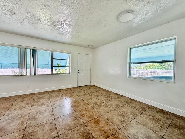 Foto del edificio - 355 NW 8th Ave