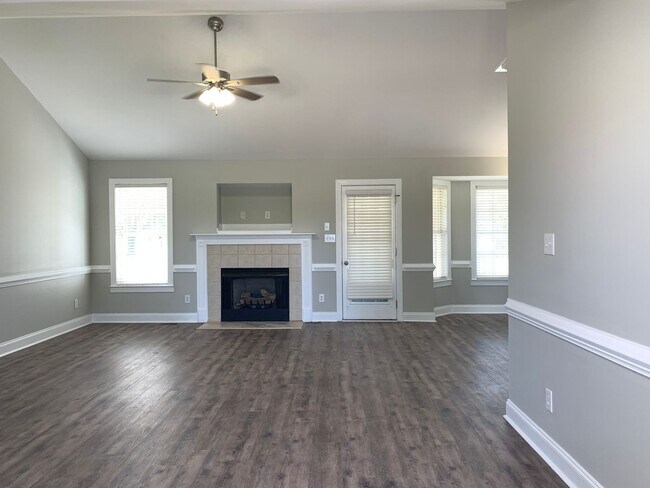 Foto del edificio - Beautifully Renovated Ranch, Nestled In Pr...