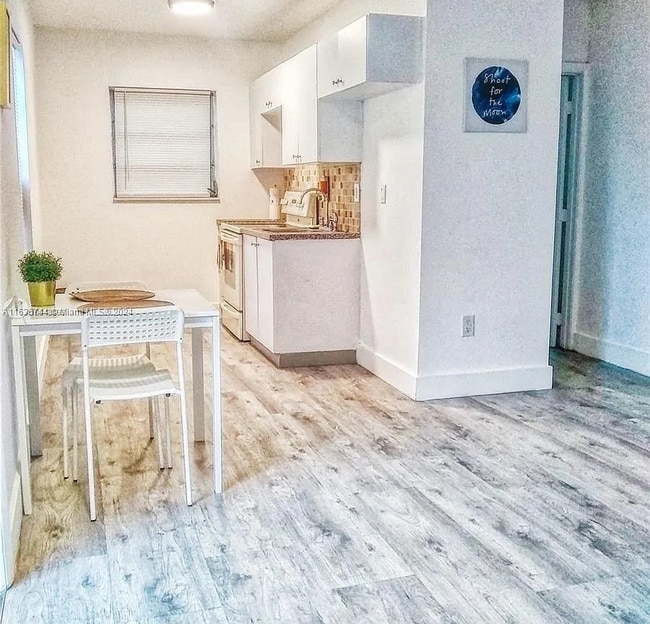 Foto del edificio - 142 NE 56th St