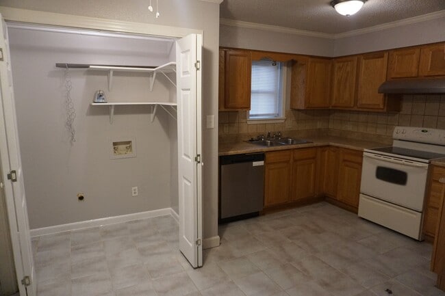 Building Photo - 65 Sycamore Cir