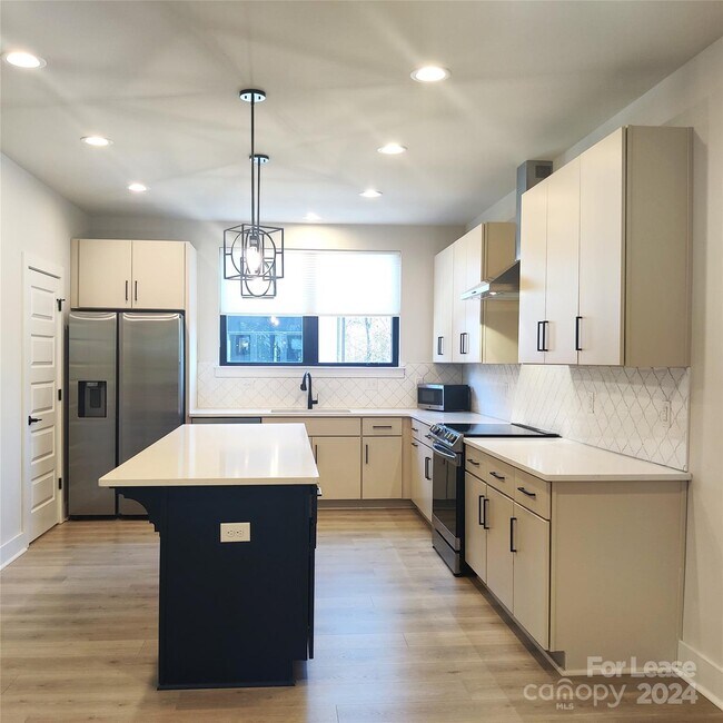Building Photo - 3530 Saker Ln