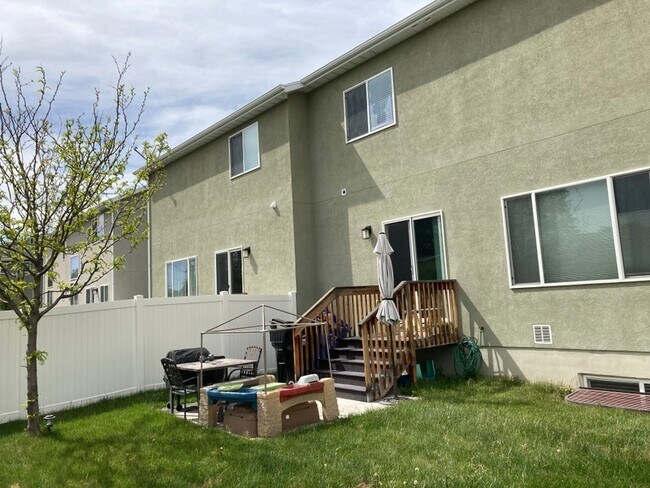Foto del edificio - 446 Windy Garden Ln