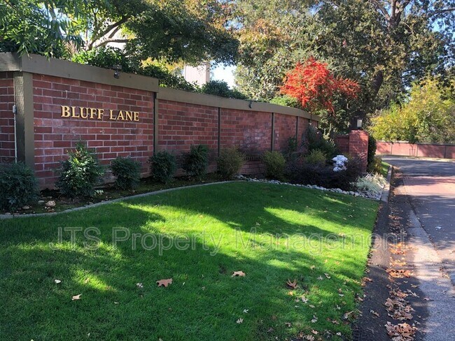 Foto del edificio - 8868 Bluff Ln