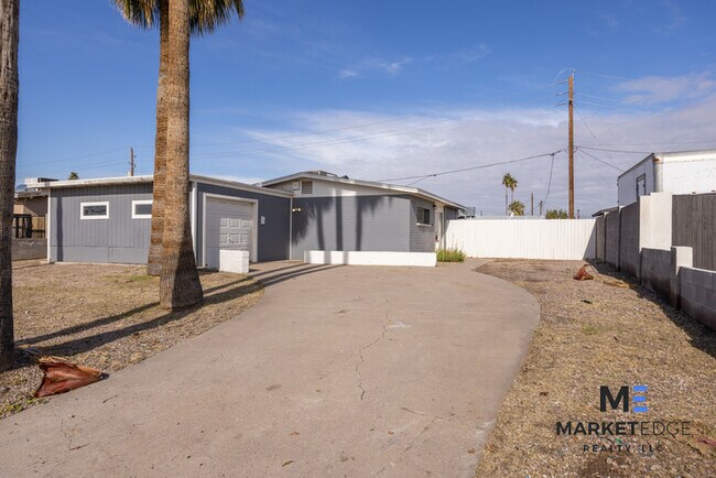 Building Photo - 2Bed/2Bath at 75th/Thomas! $900 MOVE-IN SP...