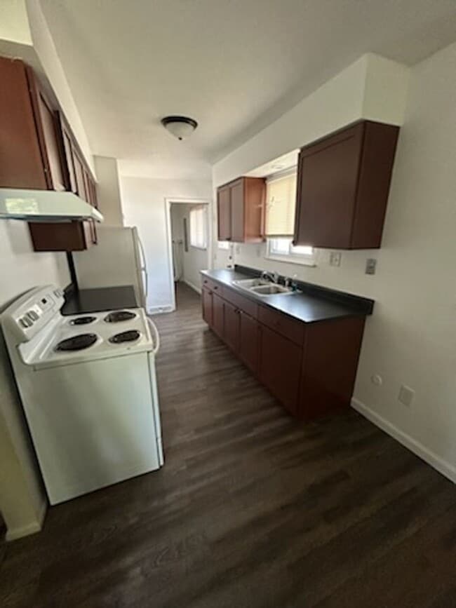 Building Photo - Three bed, one bath
