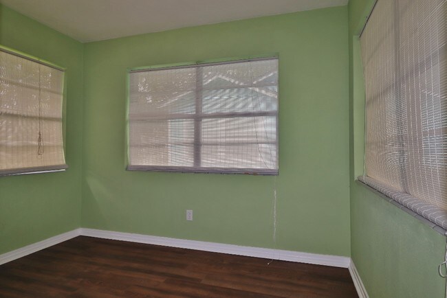 Foto del edificio - 2739 Myra St